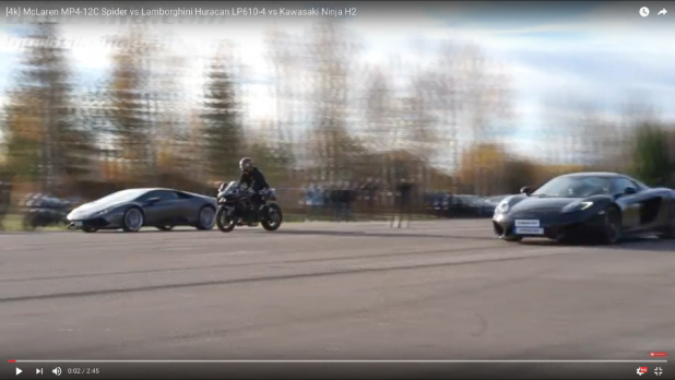 「勝負は一瞬でついた!?　スーパーカー2台とバイクが加速対決【動画】」の1枚目の画像