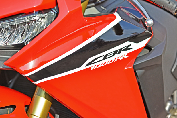 「ホンダ・CBR1000RRの2017モデルを撮影したら、美しすぎて鼻血出た…」の6枚目の画像