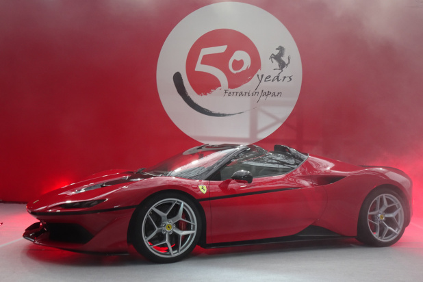 「価格3億!?　たった10台限定の50周年記念車フェラーリJ50をお披露目」の2枚目の画像