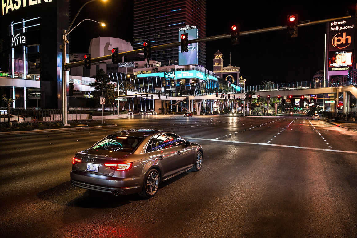 If you know in advance when a traffic light will switch from red to green, your driving is more relaxed and efficient. Audi is the first automobile brand to connect the car to the city infrastructure – an important step towards autonomous driving.