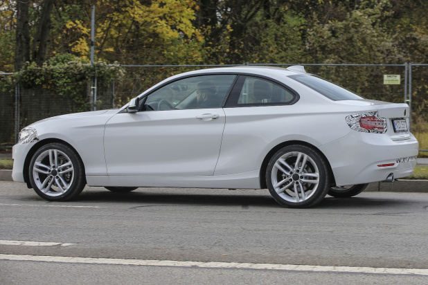 「新イカリング光った！BMW最小クーペ・2シリーズのLCIモデルをキャッチ」の7枚目の画像