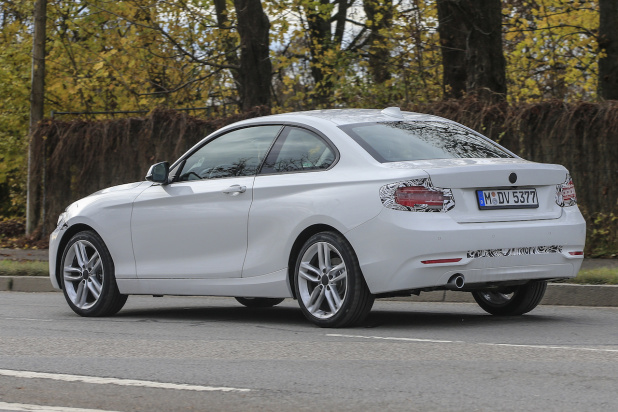 「新イカリング光った！BMW最小クーペ・2シリーズのLCIモデルをキャッチ」の9枚目の画像