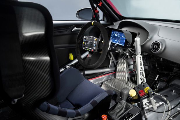 「Audi Sportの手によるレーシングマシン「Audi RS 3 LMS」を1835万円で発売開始」の8枚目の画像