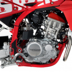 125ccオフとモタードが新車で買える！SWMから「RS125R」「SM125R」の国内販売が決定！ - 
