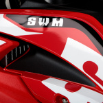 125ccオフとモタードが新車で買える！SWMから「RS125R」「SM125R」の国内販売が決定！ - 
