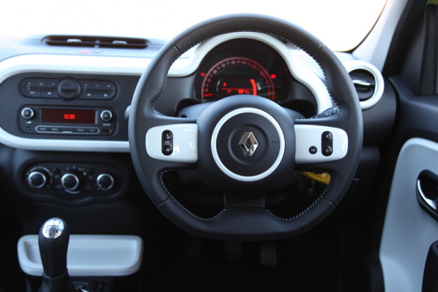「「ファン・トゥ・ドライブ」を満喫できるルノー トゥインゴの5MT仕様車は171万円」の11枚目の画像