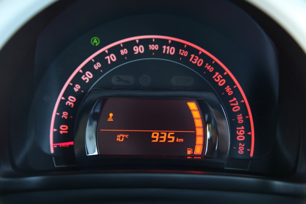 「「ファン・トゥ・ドライブ」を満喫できるルノー トゥインゴの5MT仕様車は171万円」の9枚目の画像