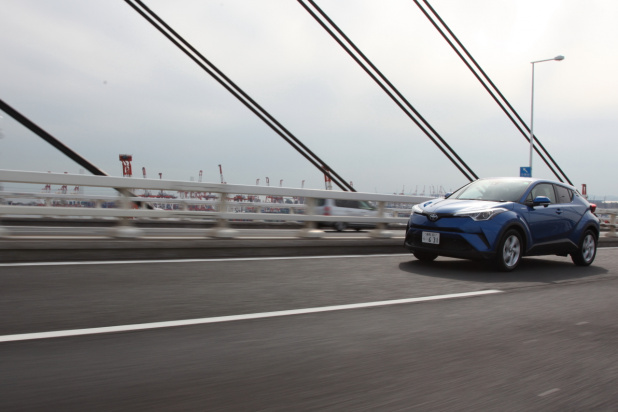 「大ヒット確実!? トヨタC-HR・ハイブリッドモデルの走りを公道でチェック！」の1枚目の画像