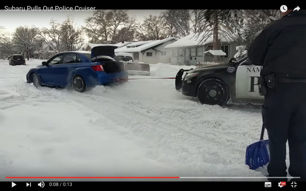 「雪道でパトカーを助けるスバル・インプレッサWRXが話題に」の4枚目の画像
