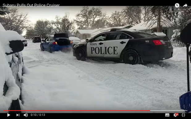 「雪道でパトカーを助けるスバル・インプレッサWRXが話題に」の2枚目の画像