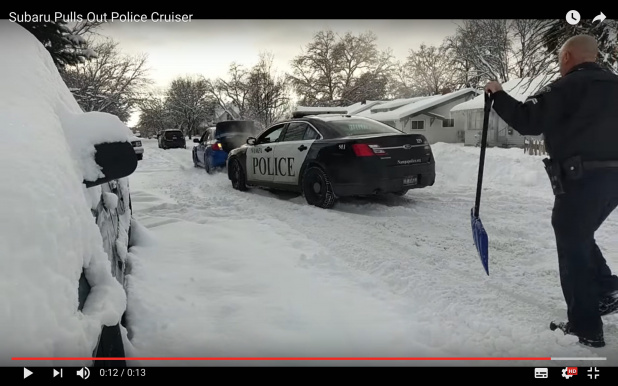 「雪道でパトカーを助けるスバル・インプレッサWRXが話題に」の1枚目の画像