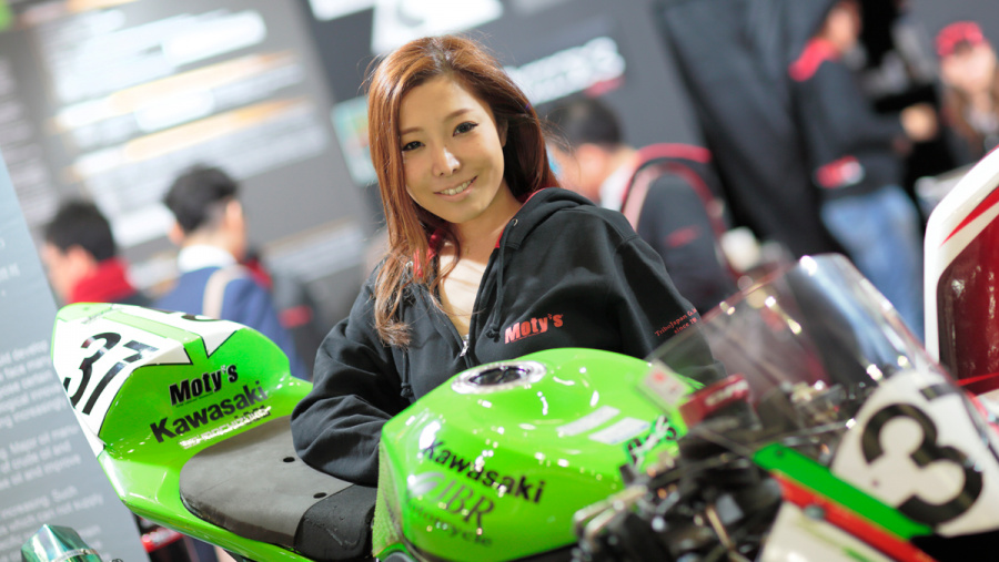 東京オートサロン17 厳選美女 バイクが超似合うワイルド系美人をmoty Sで発見 Clicccar Com