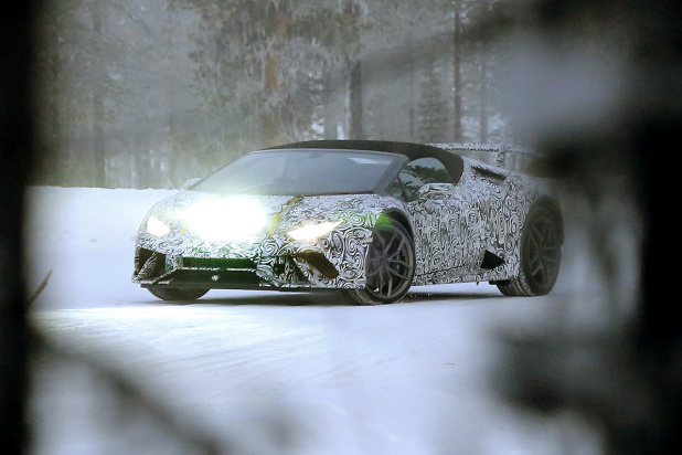 「ランボルギーニの新型モデル「ペルフォマンテ」、厳冬のスカンジナビアにプロトタイプの姿！」の1枚目の画像