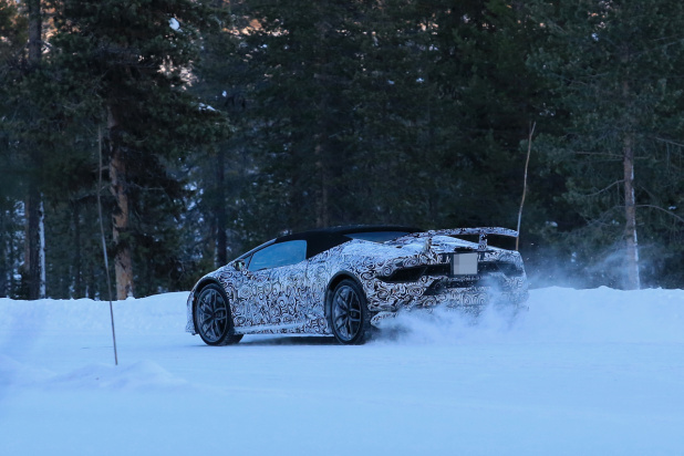 「ランボルギーニの新型モデル「ペルフォマンテ」、厳冬のスカンジナビアにプロトタイプの姿！」の6枚目の画像