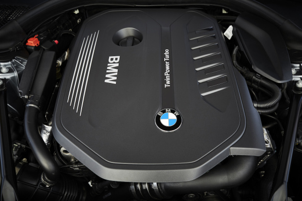 「新型BMW 5シリーズが登場!! 部分自動運転技術やハイブリッド、ディーゼルも設定し、価格は599万円〜」の2枚目の画像
