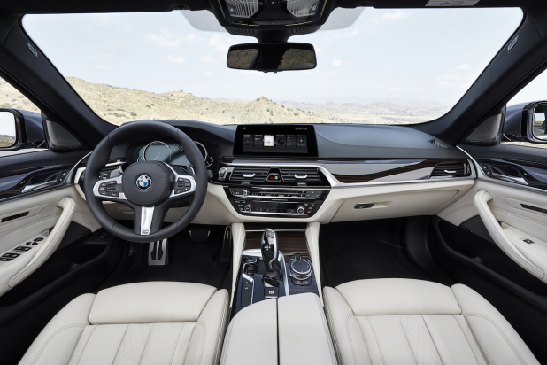 「新型BMW 5シリーズが登場!! 部分自動運転技術やハイブリッド、ディーゼルも設定し、価格は599万円〜」の4枚目の画像