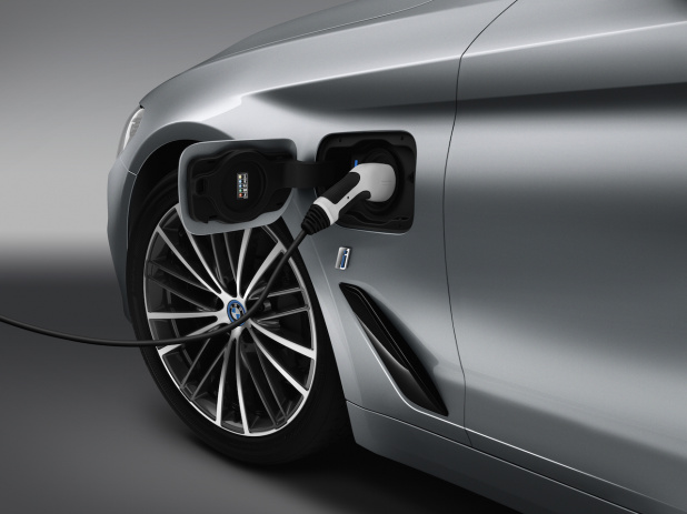「新型BMW 5シリーズが登場!! 部分自動運転技術やハイブリッド、ディーゼルも設定し、価格は599万円〜」の1枚目の画像