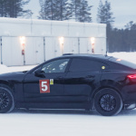 ついに姿を見せた！ポルシェのスーパーEV「ミッションE」 - porsche-cayenne-coupe-mule-9