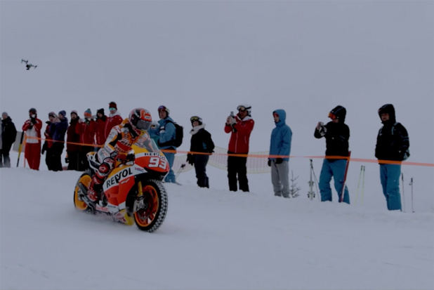 「「グリップって何？」と考えさせられる!? MotoGPマシンが雪山を駆ける！」の1枚目の画像