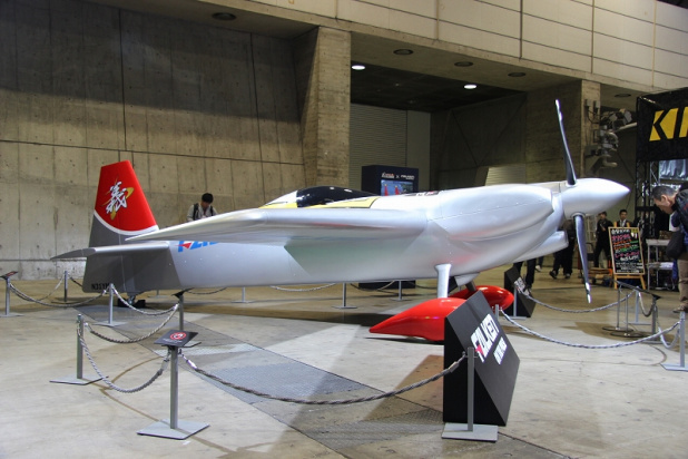 「【東京オートサロン2017】FALKENブースに飛行機が展示されているワケは？」の2枚目の画像