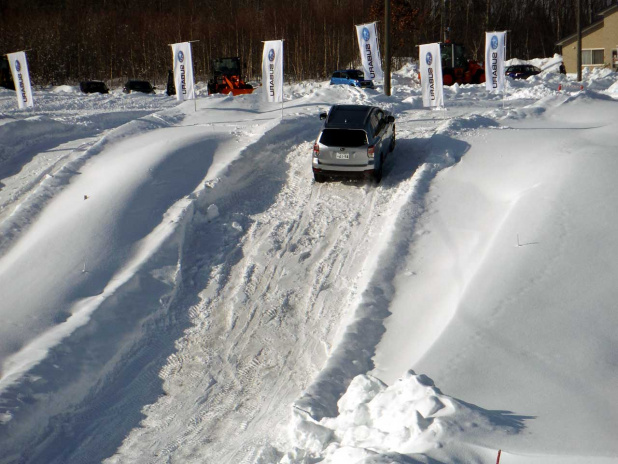 「アウトバックとフォレスター、乗りやすいのはどっち？ スバル・SUVの雪上対決！」の1枚目の画像