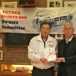 トヨタ・スポーツ800のオーナーが交通遺児育英会への寄付金の贈呈と試乗会を実施 - 002