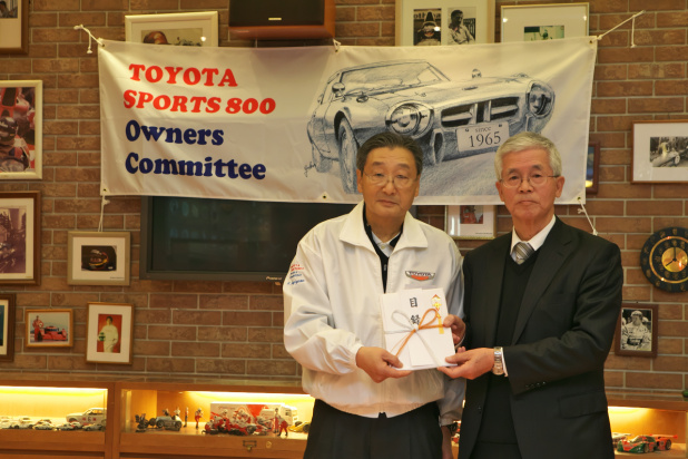 「トヨタ・スポーツ800のオーナーが交通遺児育英会への寄付金の贈呈と試乗会を実施」の2枚目の画像