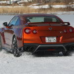 「570ps/637Nmの日産GT-Rを氷上で走らせるとどうなる？【日産 氷上・雪上試乗会】」の1枚目の画像ギャラリーへのリンク