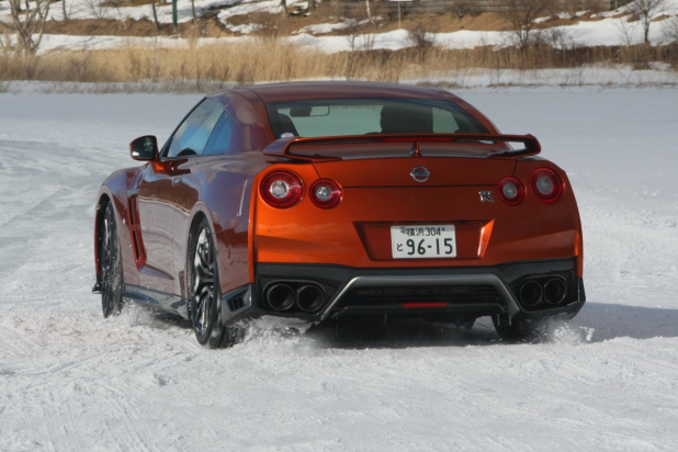 「570ps/637Nmの日産GT-Rを氷上で走らせるとどうなる？【日産 氷上・雪上試乗会】」の1枚目の画像