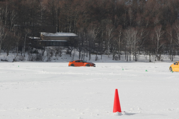 「570ps/637Nmの日産GT-Rを氷上で走らせるとどうなる？【日産 氷上・雪上試乗会】」の3枚目の画像