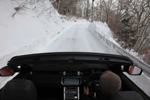 「雪道をオープンエアドライブ！レンジローバー・イヴォーク・コンバーチブルを雪上で試乗」の7枚目の画像