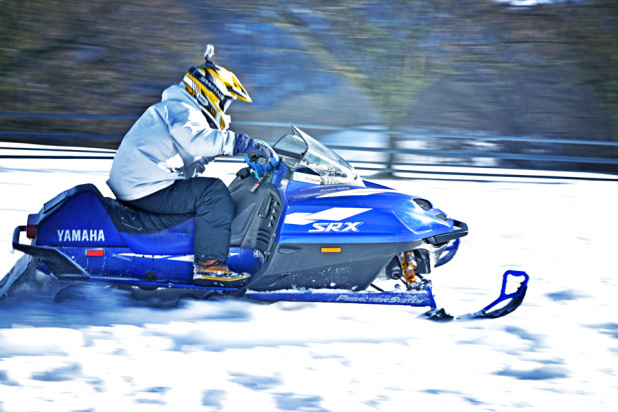 「誰でも体験可能！スノーモービルに乗ってみたら超エキサイティングだった！【本気の雪バイク・全開編】」の1枚目の画像