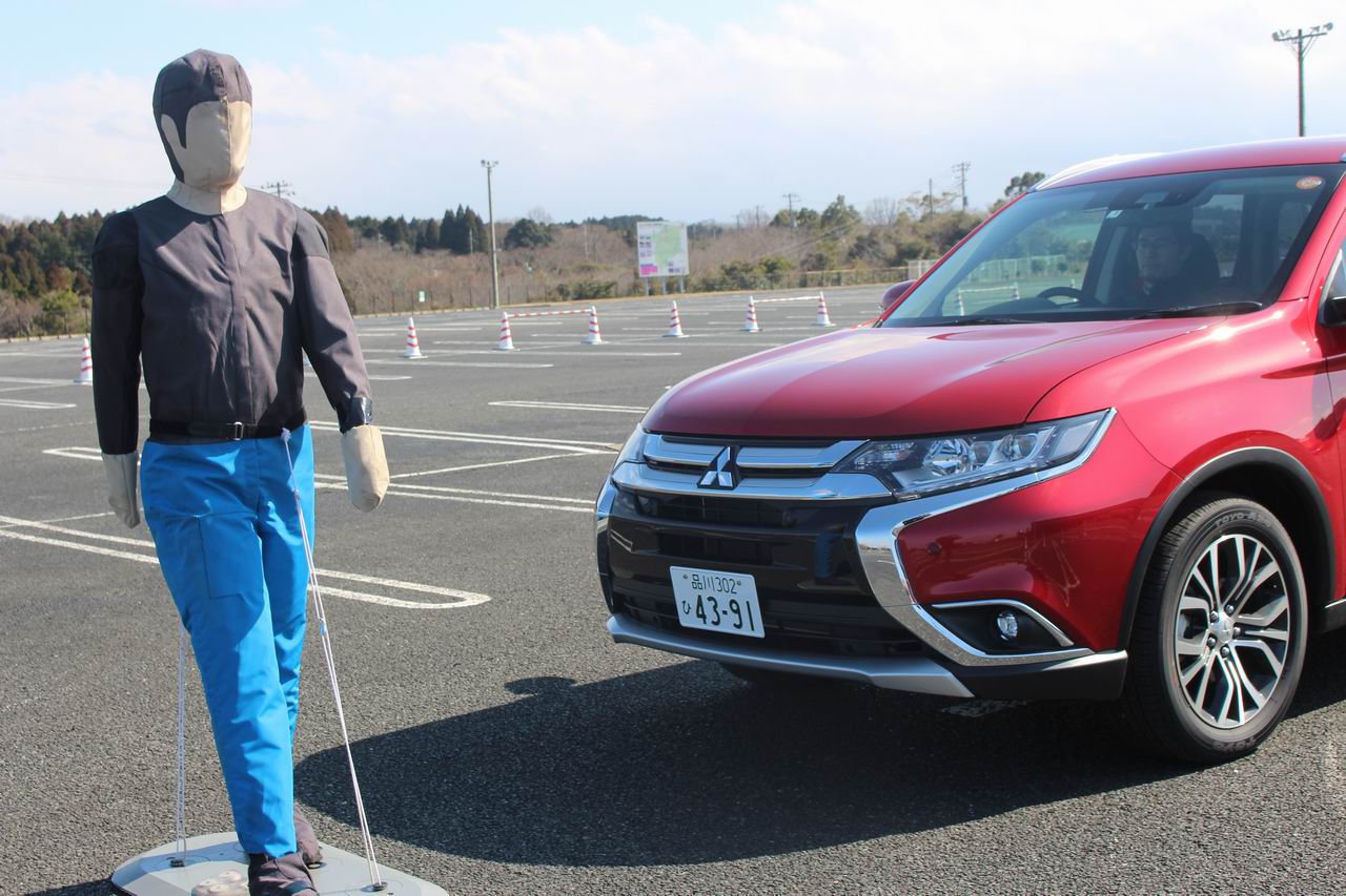 17my Outlander 0001 画像 テストコースで動作体験 三菱アウトランダーの自動ブレーキが歩行者検知に対応 Clicccar Com