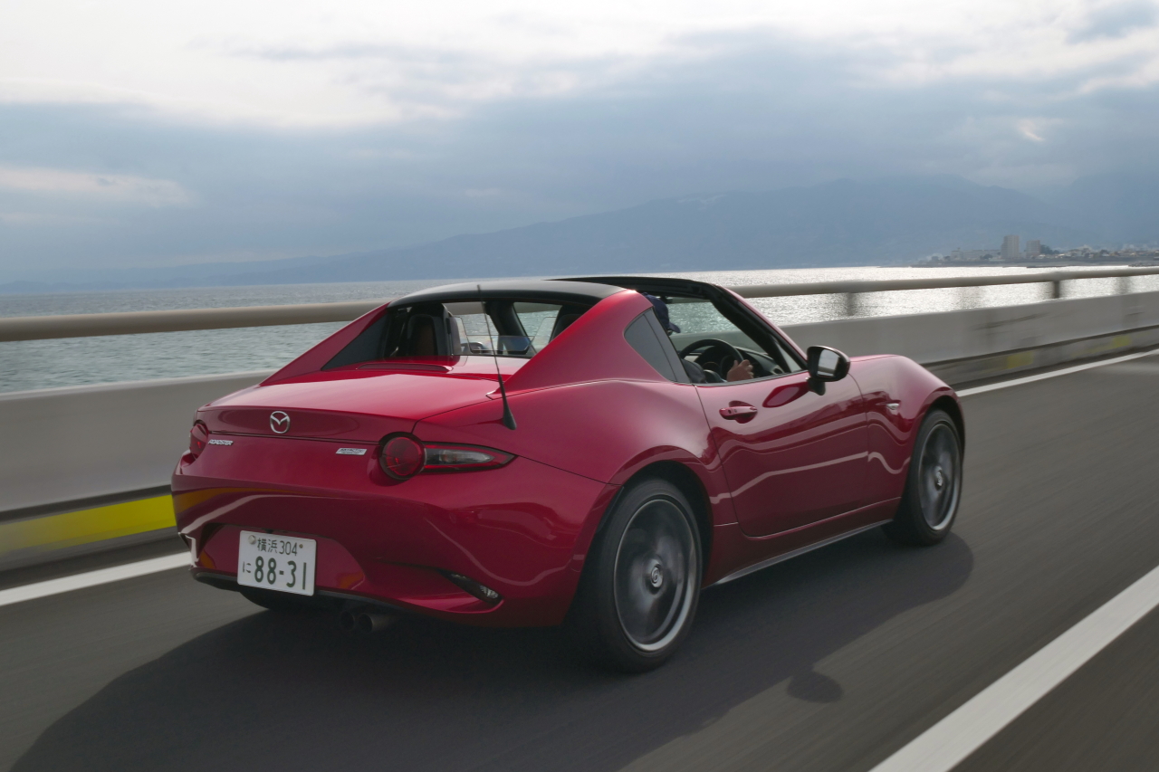 ロードスターRF試乗】1.5リッターの幌とはどう違う？ | clicccar.com