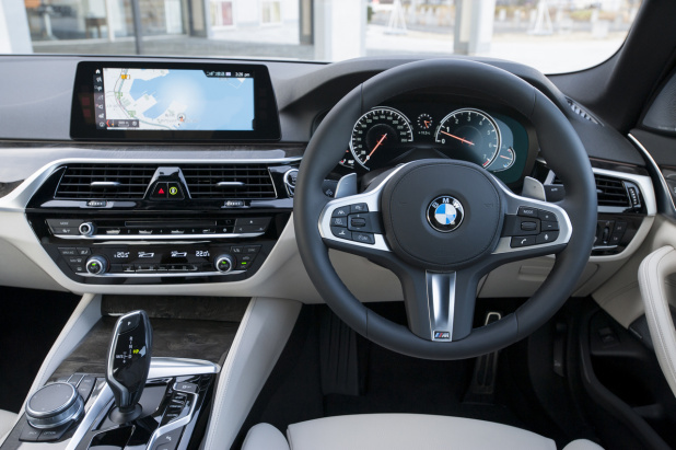 「【新型BMW5シリーズ試乗】部分自動運転技術を含む7シリーズ譲りの先進装備を満載」の1枚目の画像