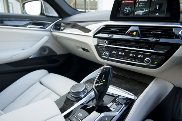 「【新型BMW5シリーズ試乗】部分自動運転技術を含む7シリーズ譲りの先進装備を満載」の2枚目の画像