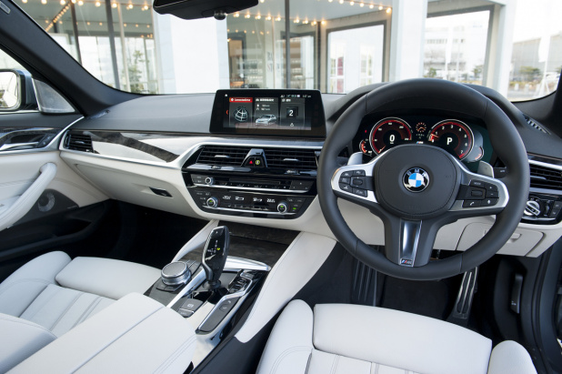 「【新型BMW5シリーズ試乗】部分自動運転技術を含む7シリーズ譲りの先進装備を満載」の3枚目の画像