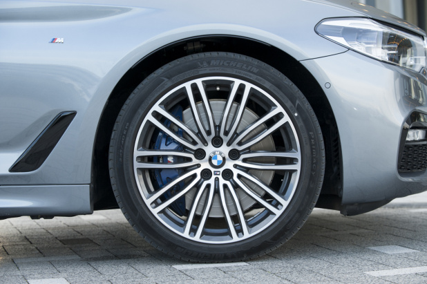 「【新型BMW5シリーズ試乗】どこまでも走りたくなる「シルキー6」エンジンの仕上がり」の4枚目の画像