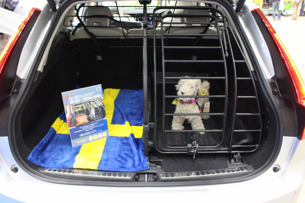 「スウェーデンでは犬を室内に放置してはならない？ ボルボのペット関連アイテム【インターペット】」の3枚目の画像