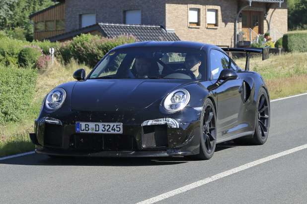 「シリーズ最強！710馬力のポルシェ911 GT2 RS次期型は7速PDKのみの設定」の8枚目の画像