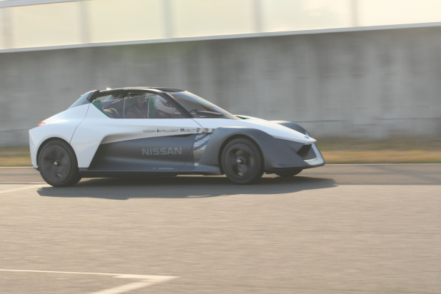 「強烈な加速と安定したコーナリングが印象的。EVスポーツコンセプト「ニッサン ブレードグライダー コンセプト」に同乗」の15枚目の画像