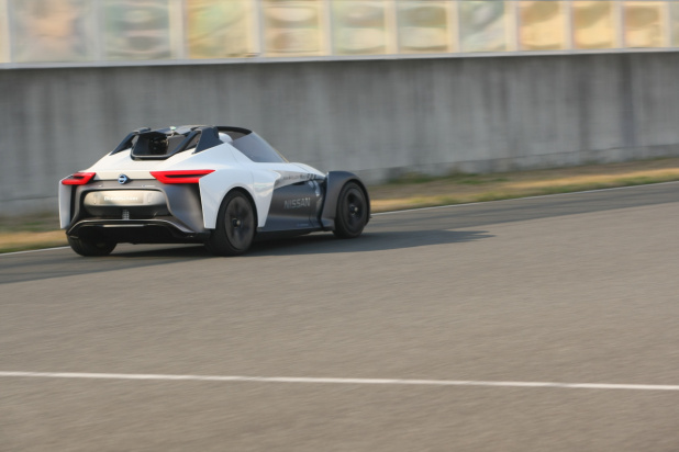 「強烈な加速と安定したコーナリングが印象的。EVスポーツコンセプト「ニッサン ブレードグライダー コンセプト」に同乗」の16枚目の画像
