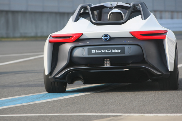 「強烈な加速と安定したコーナリングが印象的。EVスポーツコンセプト「ニッサン ブレードグライダー コンセプト」に同乗」の14枚目の画像