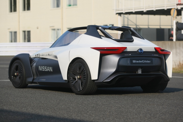 「EVコンセプトカーの「ニッサン ブレードグライダー コンセプト」をサーキットで披露」の9枚目の画像