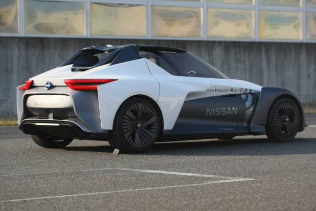「EVコンセプトカーの「ニッサン ブレードグライダー コンセプト」をサーキットで披露」の8枚目の画像