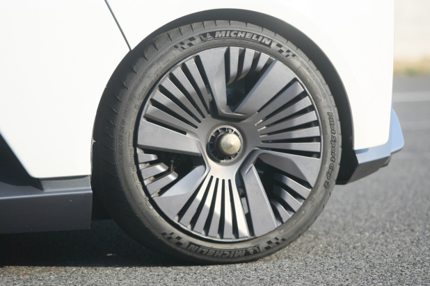 「EVコンセプトカーの「ニッサン ブレードグライダー コンセプト」をサーキットで披露」の7枚目の画像