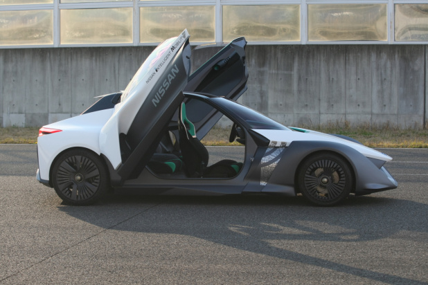 「強烈な加速と安定したコーナリングが印象的。EVスポーツコンセプト「ニッサン ブレードグライダー コンセプト」に同乗」の10枚目の画像