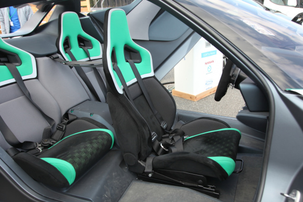 「EVコンセプトカーの「ニッサン ブレードグライダー コンセプト」をサーキットで披露」の2枚目の画像