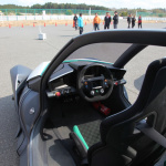 「強烈な加速と安定したコーナリングが印象的。EVスポーツコンセプト「ニッサン ブレードグライダー コンセプト」に同乗」の7枚目の画像ギャラリーへのリンク