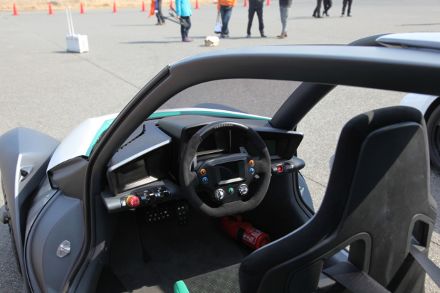 「EVコンセプトカーの「ニッサン ブレードグライダー コンセプト」をサーキットで披露」の3枚目の画像